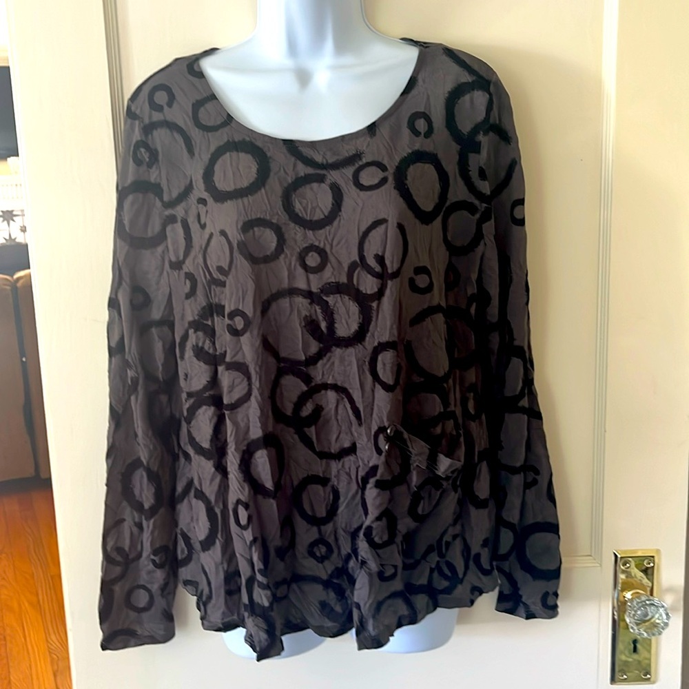 Cute Chalet stretch Crinkle top size M